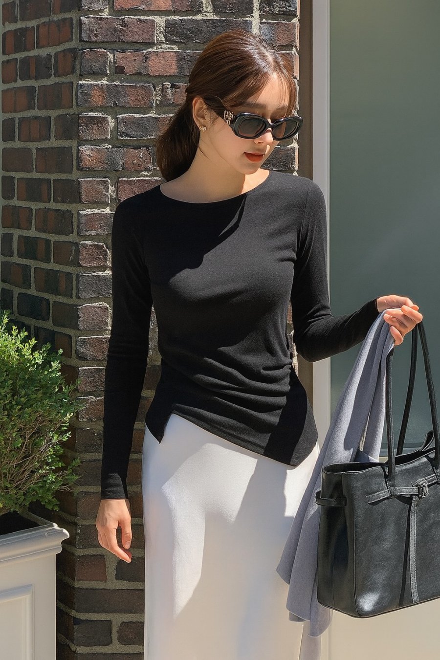 Chiếc áo thun đen – món đồ nhỏ bé nhưng quyền lực nhất tủ đồ mùa lạnh.