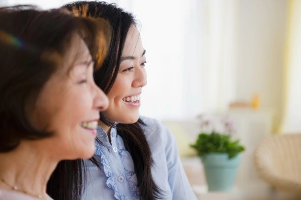 12 năm chăm cô ruột nhận được 'di chúc' là chiếc áo đỏ: Khi mở áo ra tôi sốc không nói nên lời - Ảnh 1.