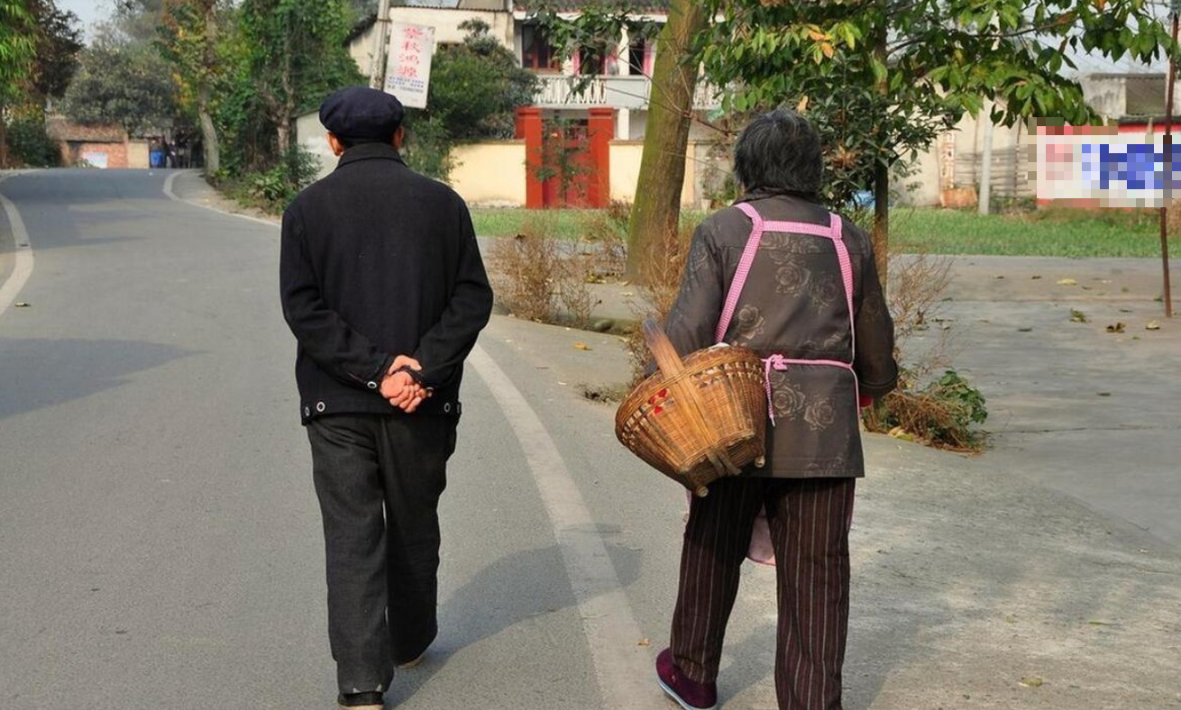 Cha mẹ khuất núi, anh chị em mới lộ mặt thật: Kẻ tranh tiền, người chối nghĩa - Ảnh 1.