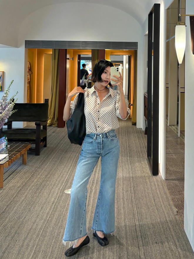 Nếu bạn nghĩ giày bệt chỉ hợp với quần skinny hoặc váy ngắn, hãy thử một lần phối chúng với quần ống vẩy. 