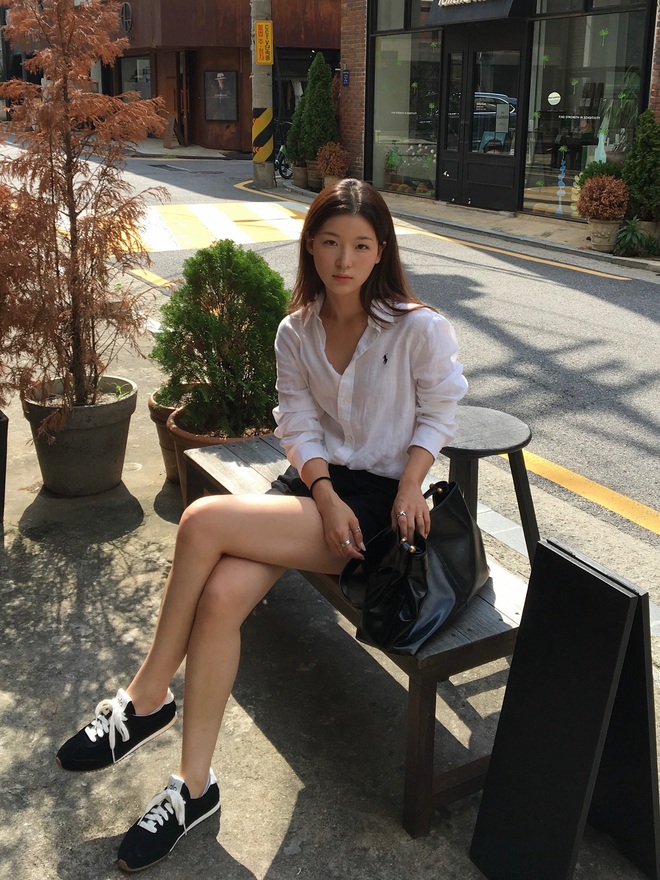 Dù là sneaker trắng, sandal dây mảnh hay giày búp bê cổ điển, tất cả đều có thể hòa hợp hoàn hảo với quần short.