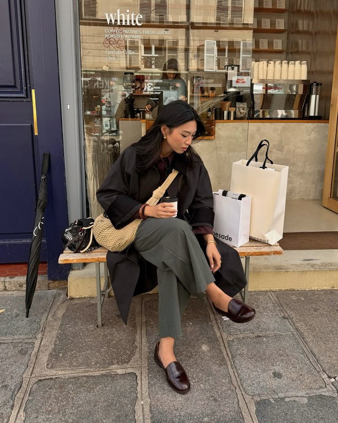 Một đôi loafer da màu nâu hoặc đen đủ để biến chiếc quần tây ống rộng trở nên “ra dáng” hơn