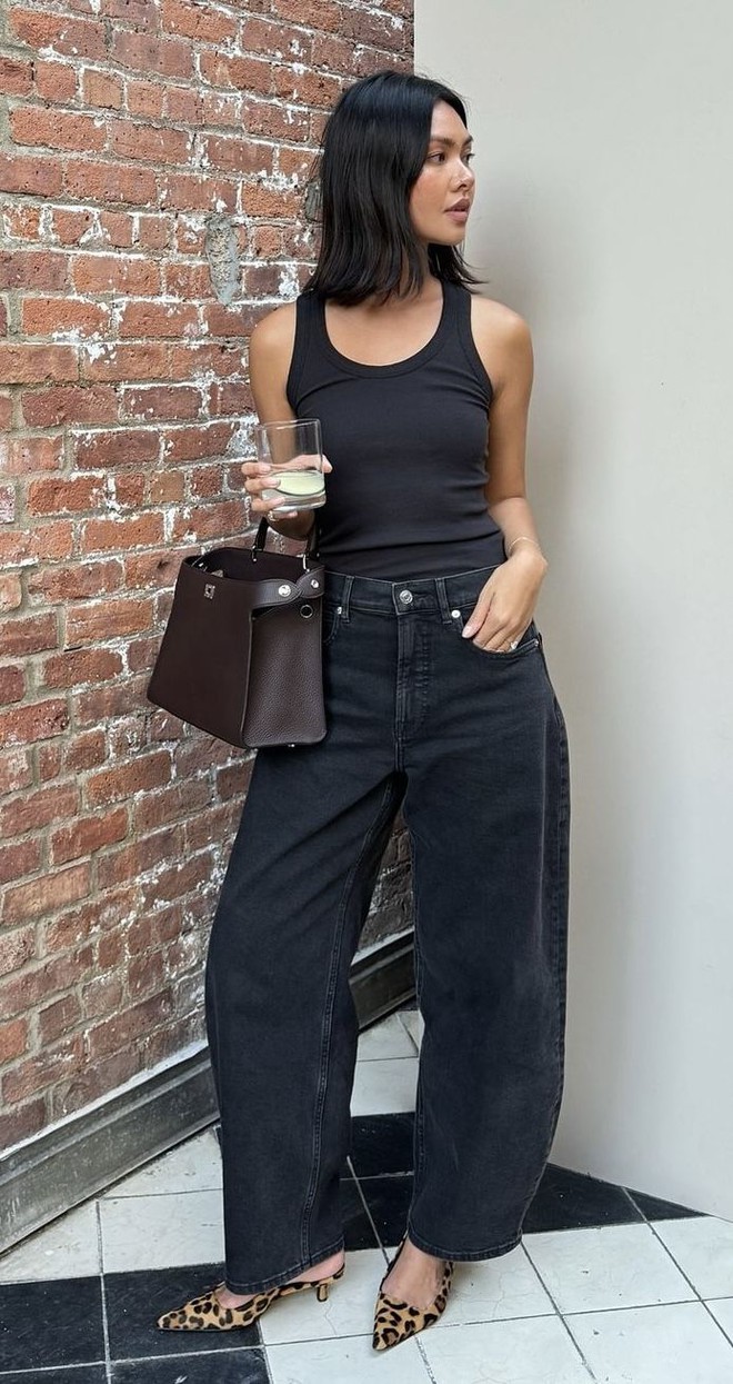 Nếu muốn outfit thêm phần sang trọng và hiện đại, giày mũi nhọn là lựa chọn không thể bỏ qua. 