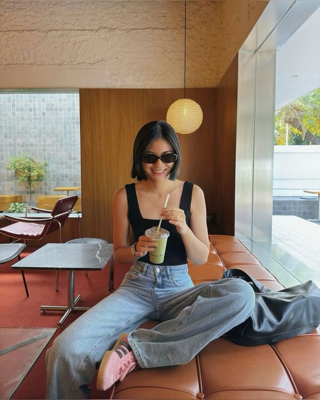 Nếu muốn đơn giản mà vẫn đẹp, sneakers trắng hoặc xám nhạt đi kèm quần jeans ống rộng luôn là công thức an toàn