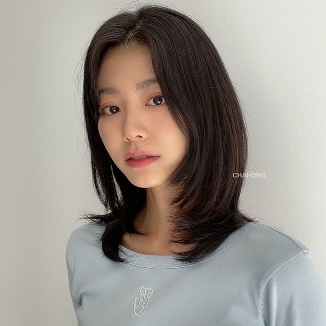 Nếu bạn muốn giữ độ dài vừa phải, tóc ngang vai layer chính là sự lựa chọn cân bằng giữa trẻ trung và nữ tính