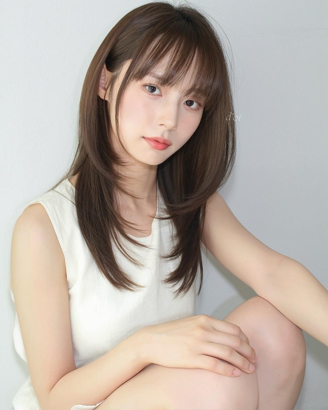 Tóc lửng layer – dài ngang ngực – là gợi ý cho những ai muốn giữ lại vẻ mềm mại của tóc dài nhưng vẫn cần độ phồng tự nhiên.