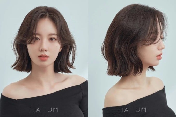 Tóc xoăn kiểu Pháp là kiểu tóc có độ dài lửng chấm vai, phần đuôi được uốn xoăn gợn nhẹ mang lại vẻ phóng khoáng và tự nhiên.