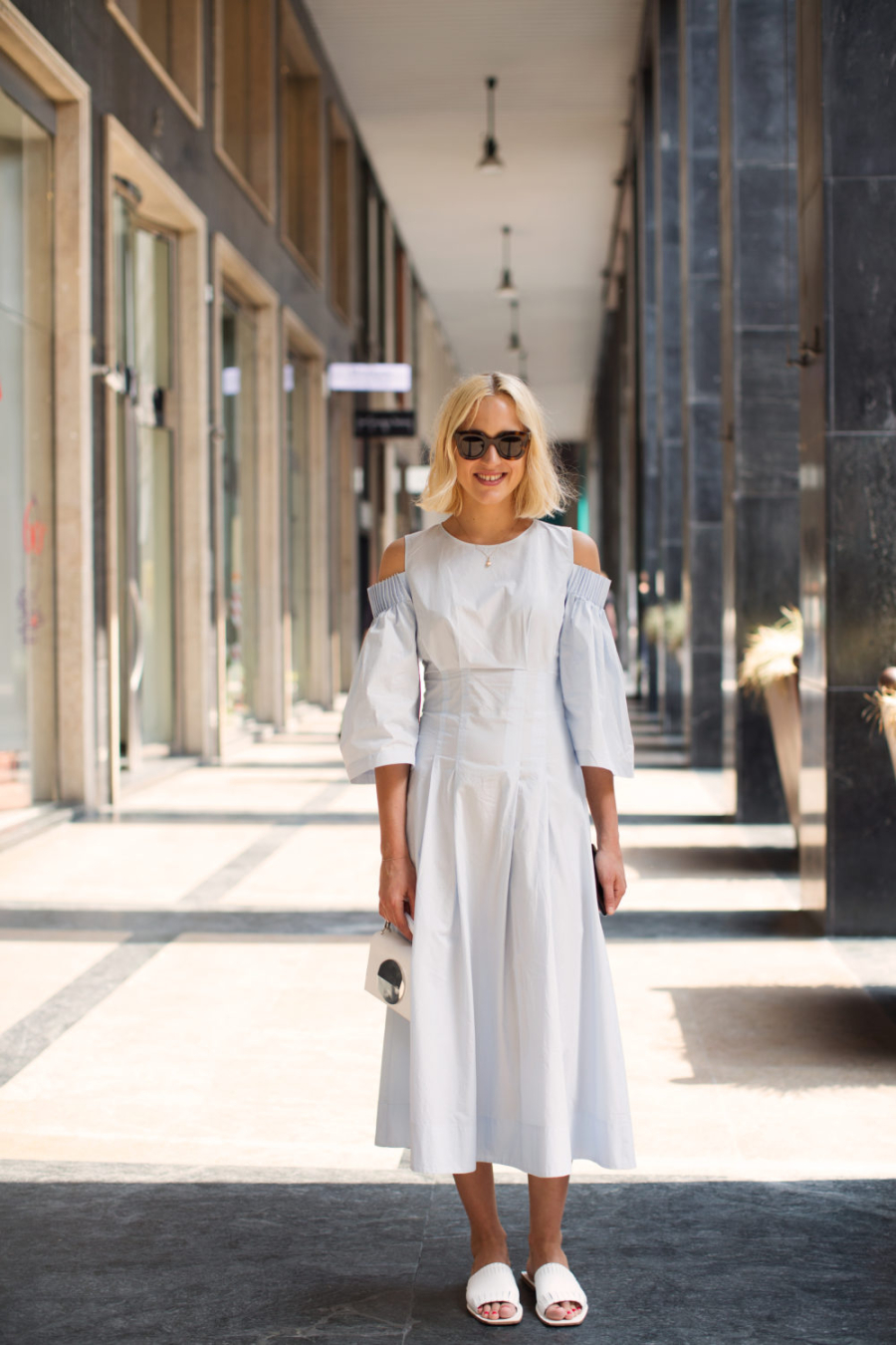 Nếu muốn tạo điểm nhấn, bạn có thể chọn váy có chiết eo hoặc dùng thêm thắt lưng để tôn dáng.