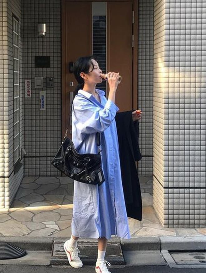 Chỉ cần khoác thêm trench coat mỏng vào buổi sáng se lạnh, vẻ ngoài đã trở nên hoàn chỉnh và cuốn hút.