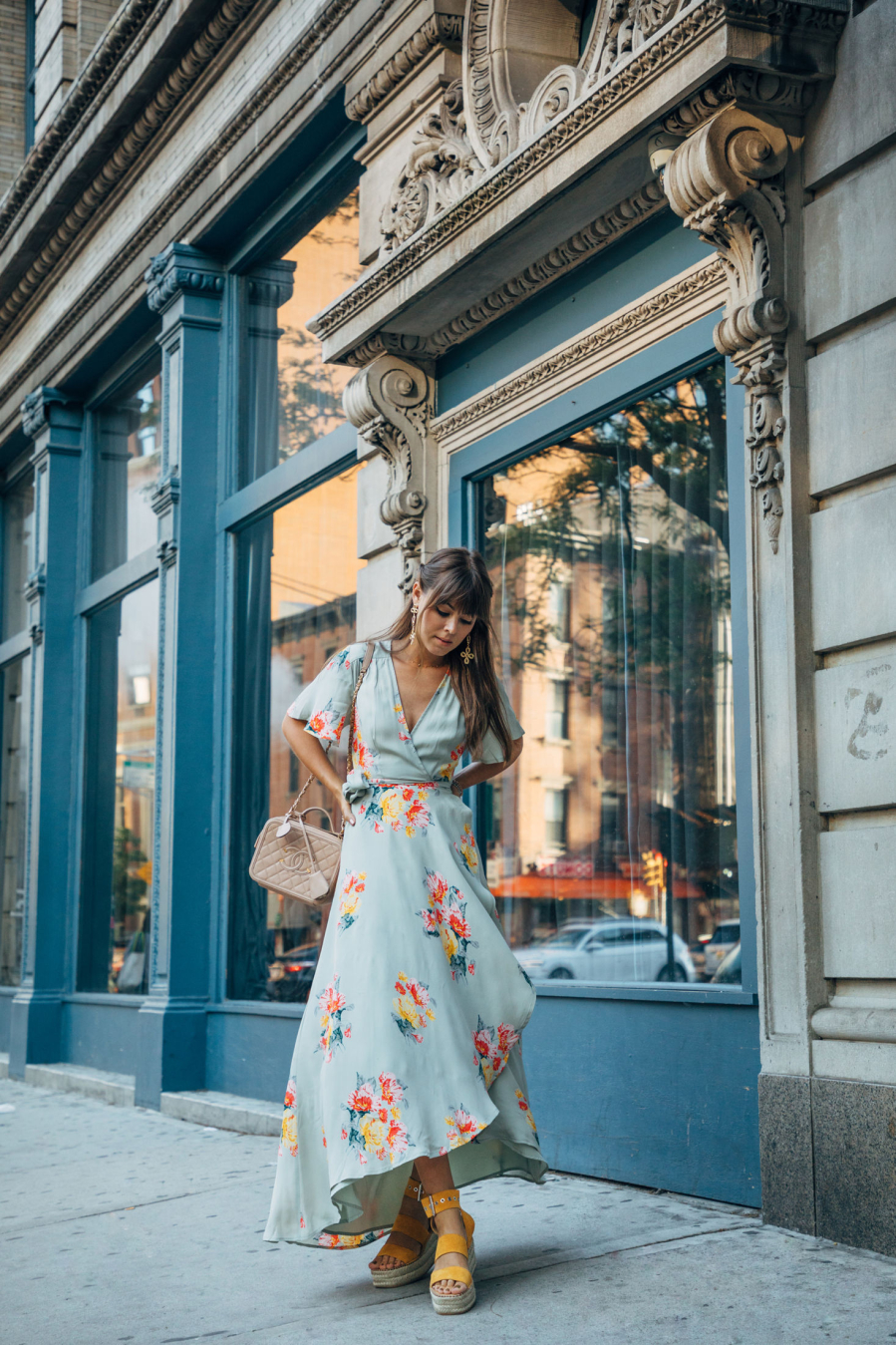 Váy quấn (wrap dress) nổi tiếng với khả năng che khuyết điểm và tôn vòng eo