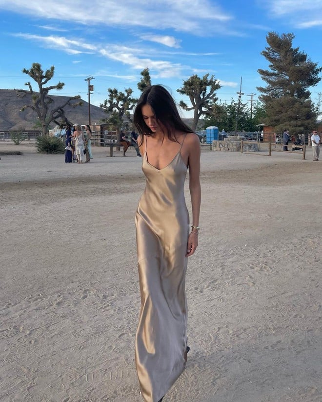 Slip dress bằng lụa dáng midi luôn gợi nên vẻ đẹp quyến rũ và trưởng thành. 