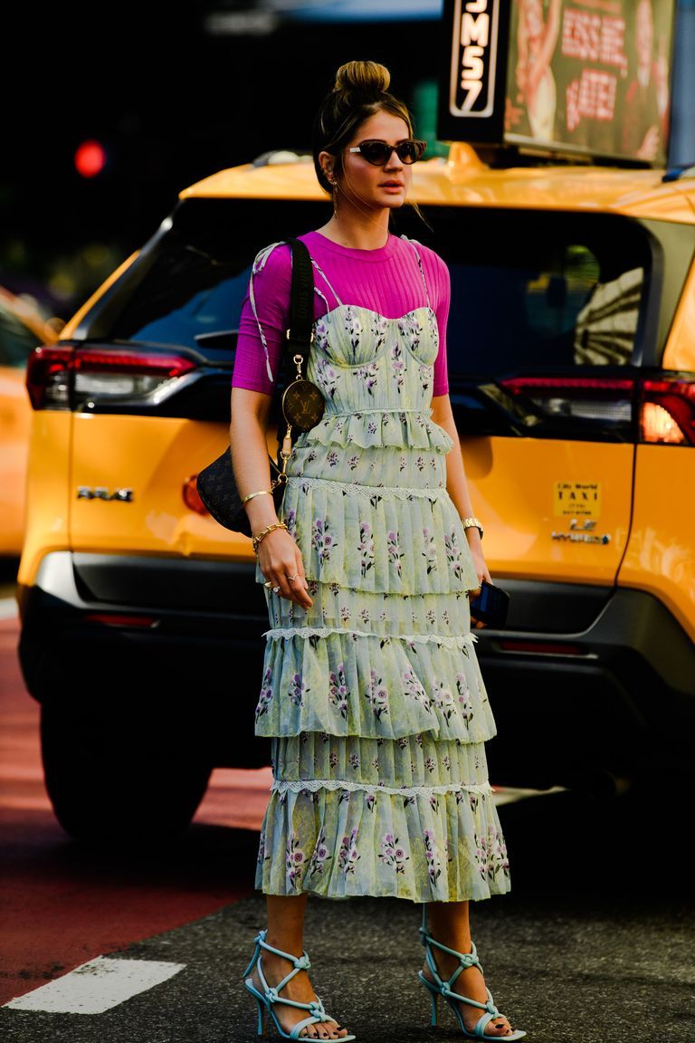 Đầm hai dây vốn gắn liền với mùa Hè, song nhiều cô nàng công sở e ngại khi mặc đến văn phòng.