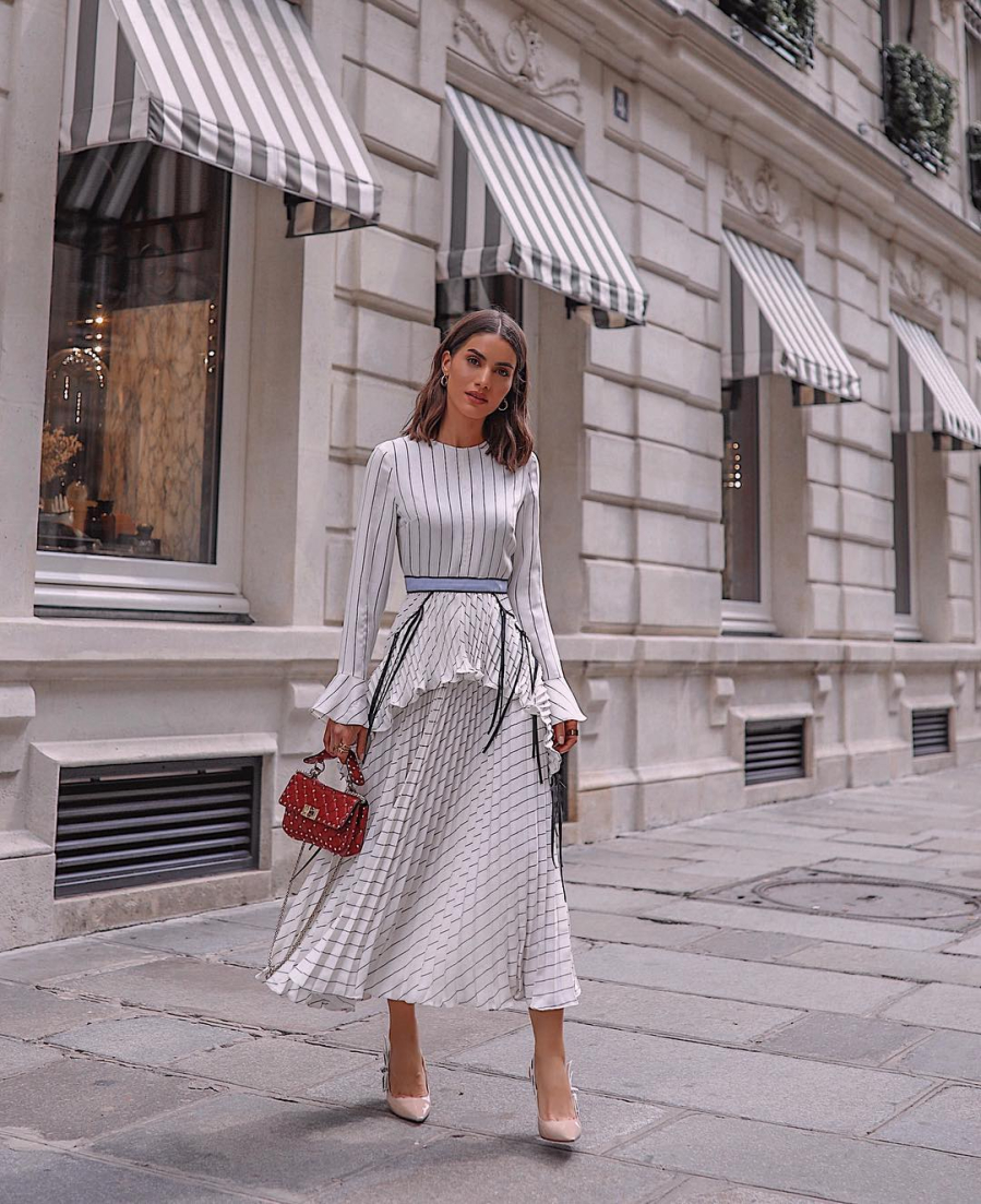 Những nếp xếp ly nhỏ gọn trải dọc thân váy có tác dụng kéo dài đôi chân và tạo cảm giác thon gọn. 