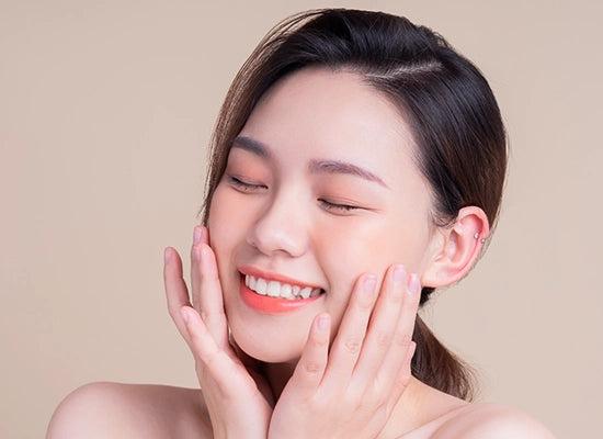 Khi massage dầu tẩy trang lên mặt, các phân tử dầu sẽ bám vào lớp dầu trang điểm và bụi bẩn trên da, giúp hòa tan chúng. 