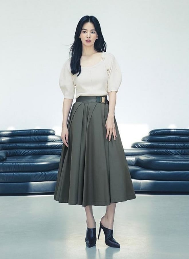 Phụ nữ trung niên nên ưu tiên váy chữ A cạp cao hoặc váy dáng suông.