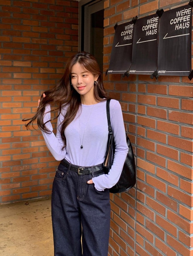 Bạn có thể thử những tông màu như đỏ gạch, xanh ngọc lam hoặc tím lavender bên trong áo khoác dạ hoặc blazer 