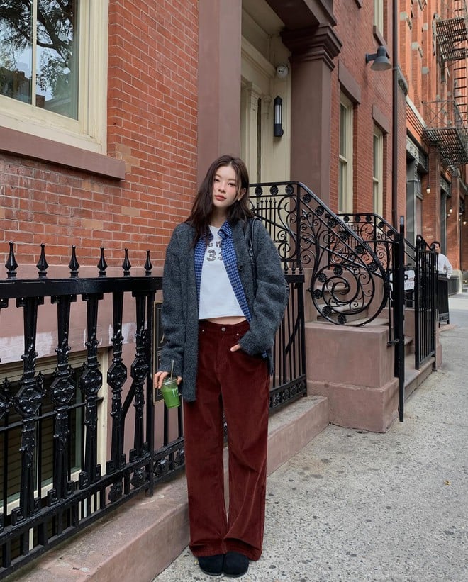 Quần ống rộng không chỉ mang lại sự thoải mái mà còn ghi điểm bởi sự đa dạng trong màu sắc và chất liệu mùa lạnh năm nay