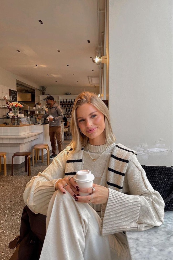  Set đồ này mang đậm tinh thần “effortless chic” – vẻ đẹp tự nhiên nhưng đầy thu hút