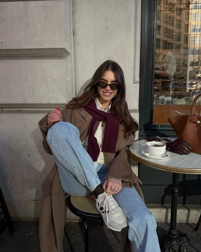 Vào những ngày gió nhiều hơn, bạn có thể layering thêm một lớp áo khoác bên ngoài.