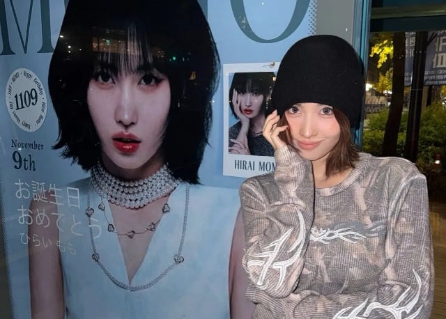  Momo (twice) cũng chọn beanie đen đơn giản đi kèm quần nỉ xám và áo thun cùng tông