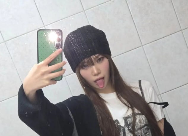 Kim Chae-won gợi ý phối beanie đen cùng áo khoác đen, áo phông crop top và quần denim ống rộng