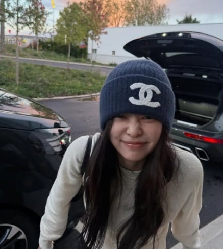 Jennie khởi động mùa lạnh bằng chiếc beanie xanh navy phối cùng áo len mỏng, tạo diện mạo ngày thường nhẹ nhàng