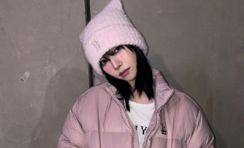 Karina xuất hiện với beanie hồng phấn mềm mại, kết hợp áo phao, tạo vẻ ngọt ngào như kẹo bông