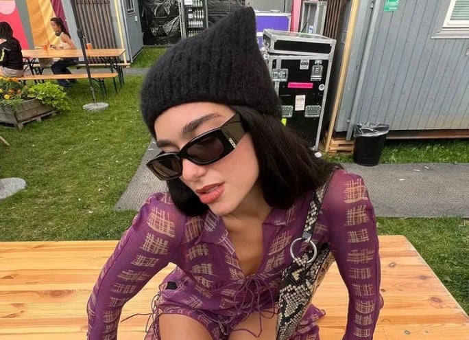  Dua Lipa từng xuất hiện đầy cá tính nhưng vẫn giữ nét đáng yêu với chiếc mũ tai mèo