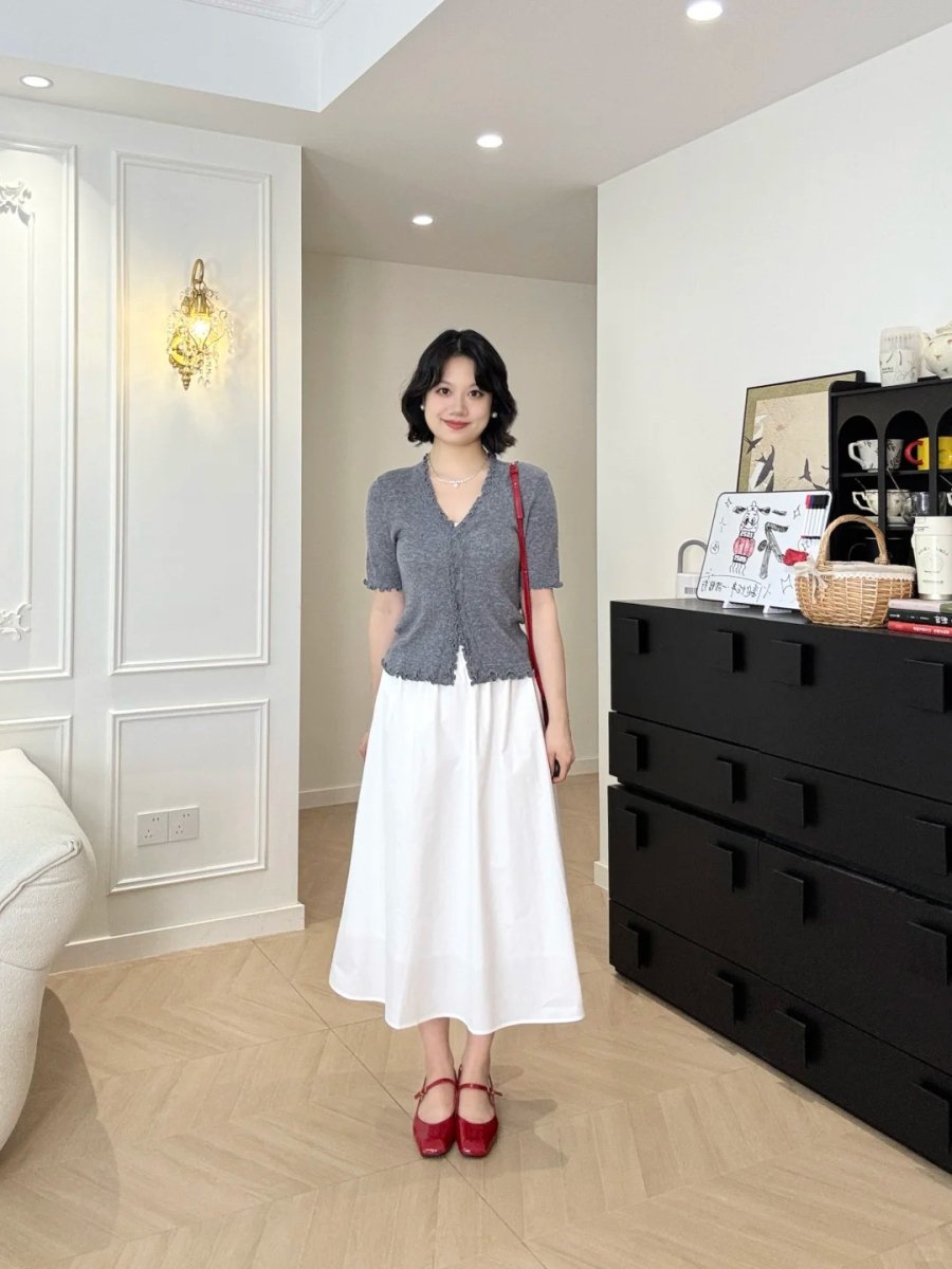 Phối hợp thêm phụ kiện như khăn lụa, vòng tay hoặc túi có cấu trúc đơn giản nhưng chất lượng tốt cũng giúp tổng thể trông “đắt” hơn nhiều