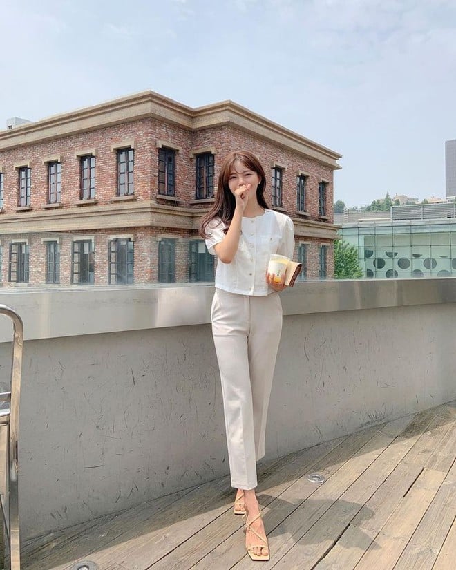 Dáng quần này vốn nhấn mạnh sự cứng cáp, nhưng chính đặc điểm ấy lại dễ khiến người mặc trông nặng nề và thiếu sự mềm mại.