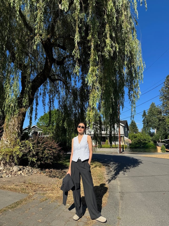 Cô thường chọn quần âu đứng dáng kết hợp áo gile, tạo hình ảnh chỉn chu của người phụ nữ hiện đại. 