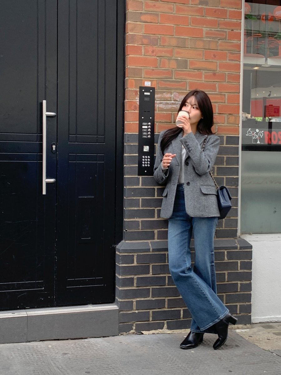 Dáng suông vừa phải giúp đôi chân trông dài hơn, đồng thời che được nhiều khuyết điểm.