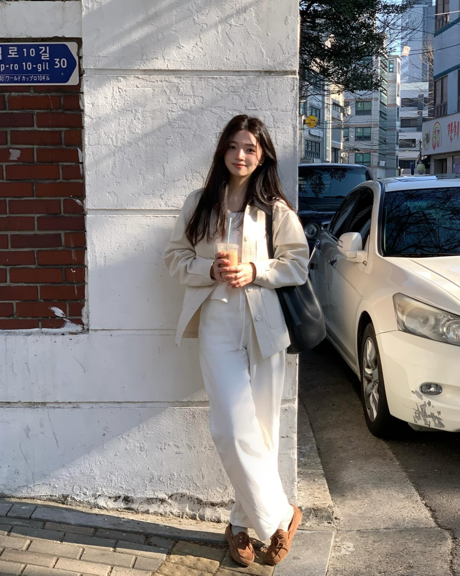 Quần trắng đem đến một cảm giác tươi sáng và sang trọng bất kể thời tiết như thế nào