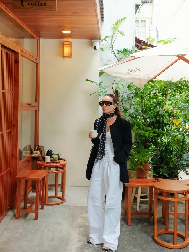 Cô thường diện suit tông trầm tạo cảm giác mạnh mẽ và thanh lịch, hoặc phối quần jeans với áo khoác dạ để giữ được sự năng động