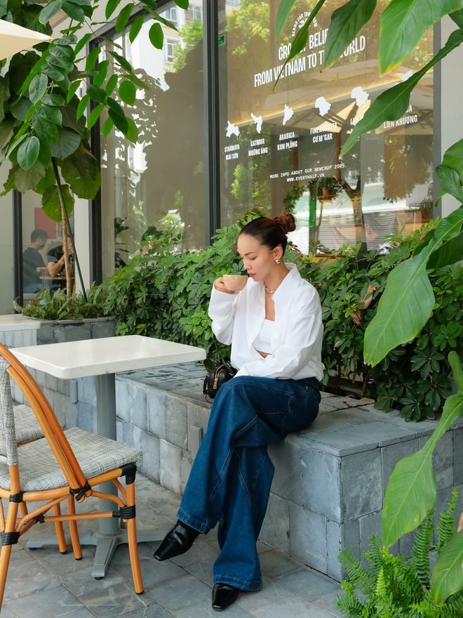 ô không cố gắng “ăn gian tuổi”, mà dùng chính thần thái tự tin cùng gu thẩm mỹ tinh tế để khiến phong cách của mình luôn tỏa sáng.