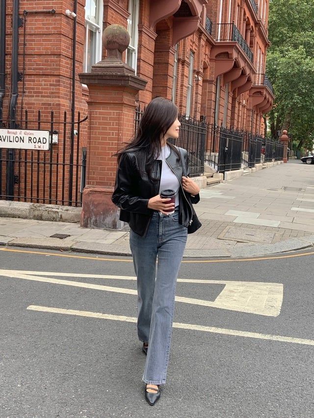 Nếu muốn mang đến cảm giác nhẹ nhàng và nữ tính hơn, chị em có thể thử công thức áo thun trắng kết hợp quần denim đen ống đứng