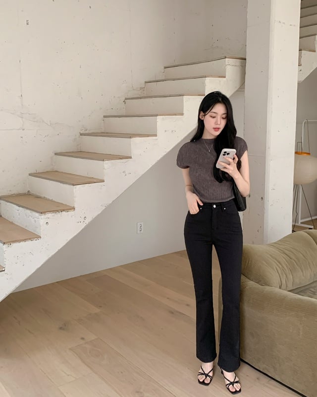   Ngoài denim, quần ống đứng màu đen là lựa chọn kinh điển không bao giờ lỗi mốt