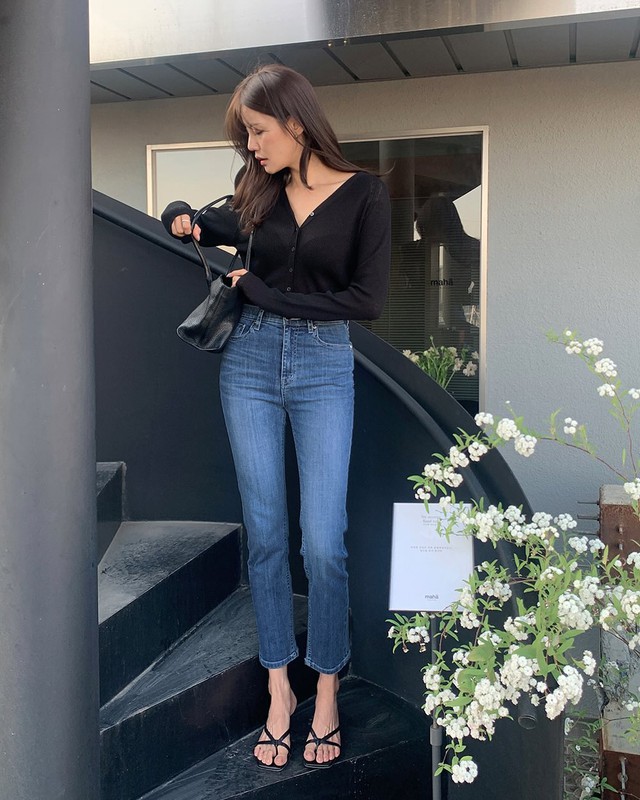  Tông màu trung tính giúp dễ phối đồ, trong khi chi tiết sandal quai mảnh và túi xách nhỏ tạo nên sự thanh lịch