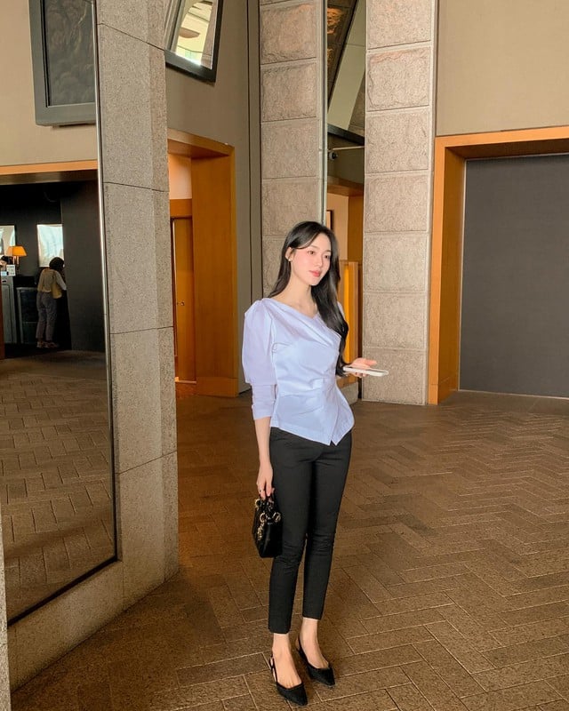  Giày slingback mũi nhọn là điểm nhấn không thể thiếu, vừa tăng sự quý phái vừa tôn dáng hiệu quả.