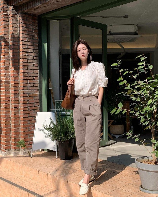 Khi phối cùng áo blouse trắng, túi xách nâu và giày loafer trắng, người mặc có được vẻ ngoài vừa thanh lịch vừa phóng khoáng