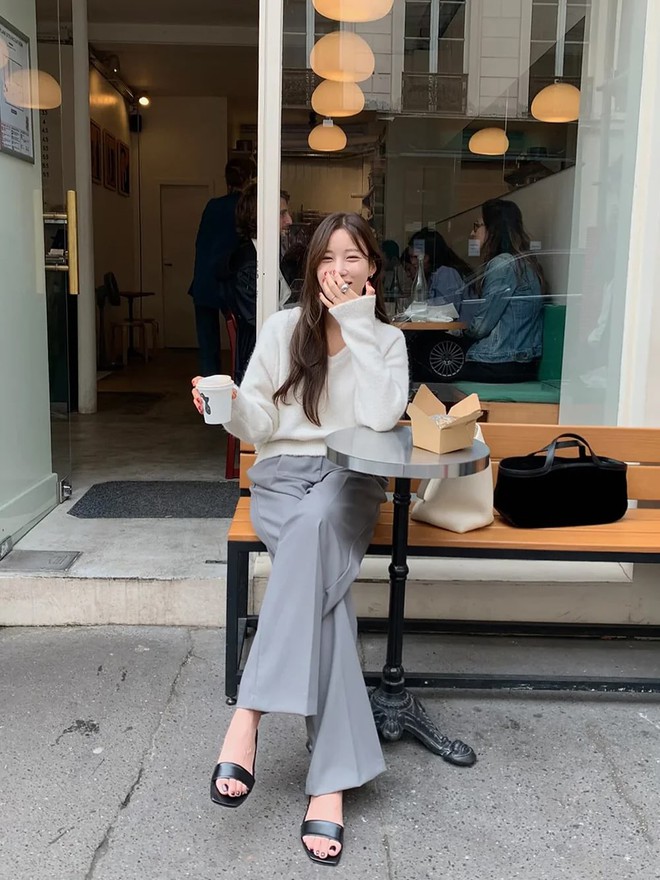 Khác với màu be mang hơi hướng dịu dàng, màu xám lại đem đến một sự cân bằng thú vị giữa hiện đại và cổ điển.