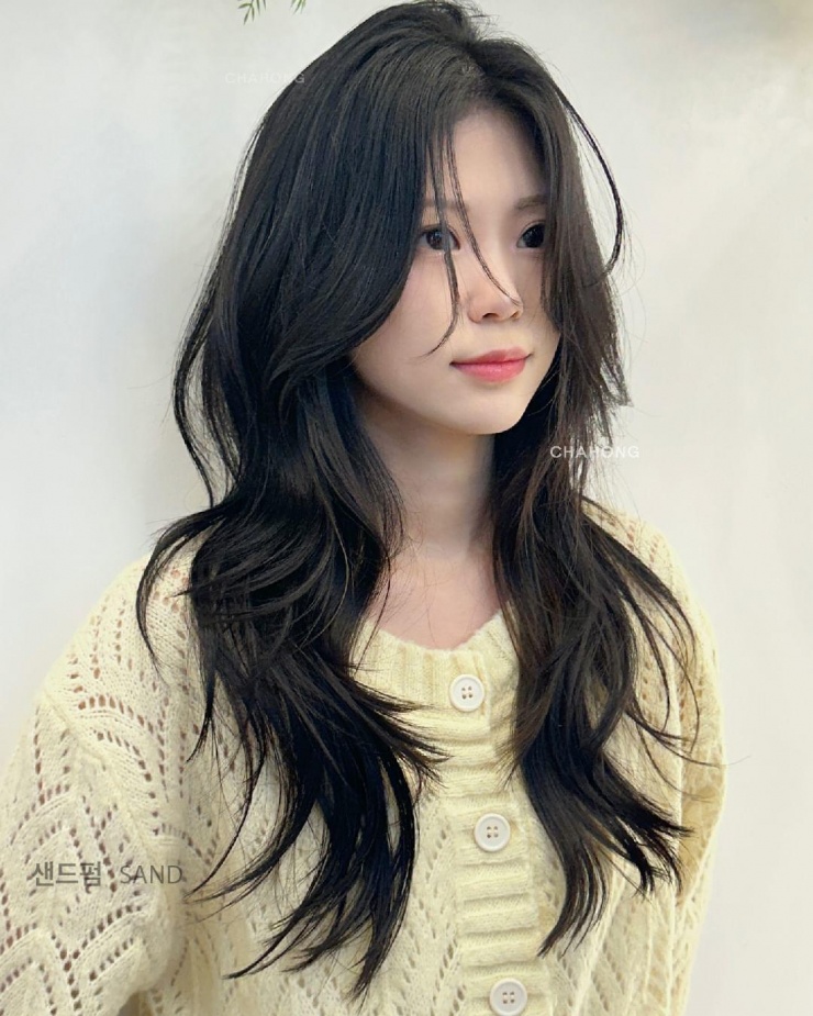  Với những người có chất tóc mảnh hoặc thưa, việc tỉa layer khéo léo ở phần đuôi sẽ tạo hiệu ứng tóc dày và bồng bềnh hơn