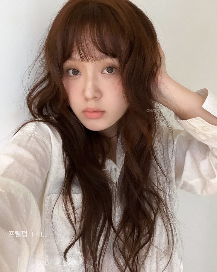 Chỉ cần sấy nhẹ hoặc uốn nhẹ phần mái là bạn đã có ngay một diện mạo tươi mới và cuốn hút.