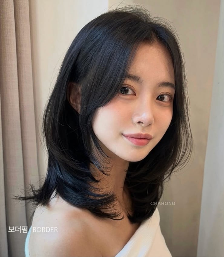  Các lớp tóc được cắt tỉa nhẹ giúp ôm sát khuôn mặt, tôn lên đường nét hài hòa và tinh tế.