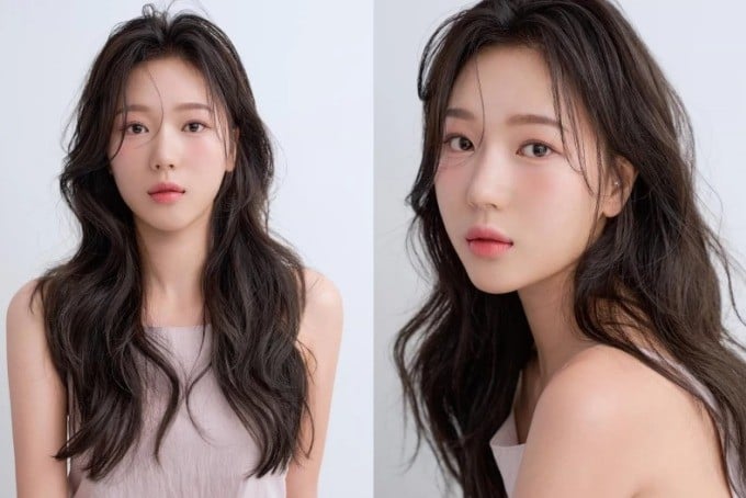 Đối với những cô nàng yêu thích mái tóc dài, kiểu tóc xoăn lơi rẽ ngôi giữa là lựa chọn lý tưởng để cân đối gương mặt dài.