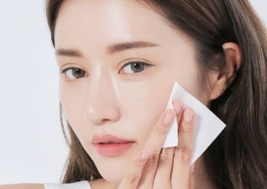 Hãy sử dụng khăn giấy mềm hoặc bông tẩy trang không cồn, nhẹ nhàng lau sạch phần phấn cũ