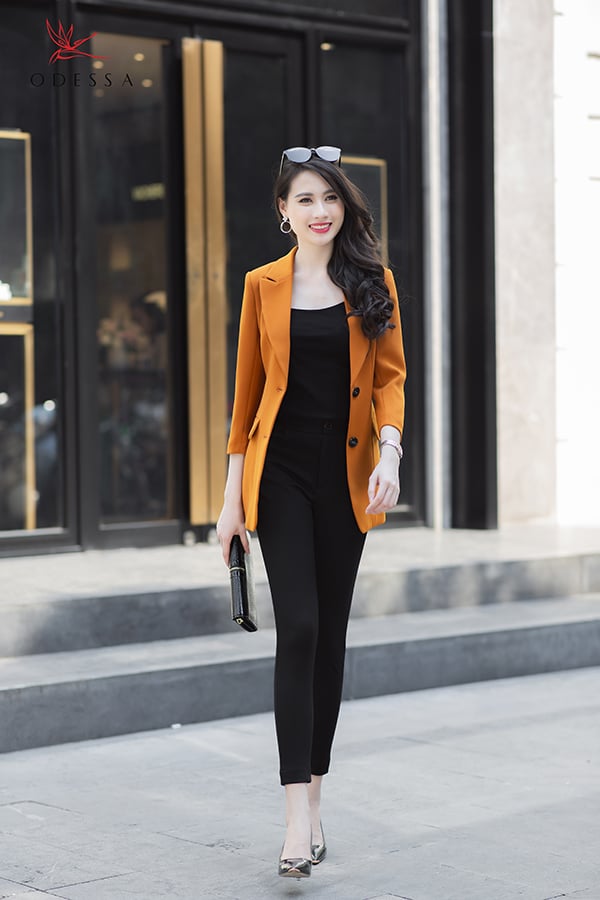 Vest màu sáng đi cùng quần tông trầm và giày đồng màu sẽ tạo hiệu ứng kéo dài đôi chân.