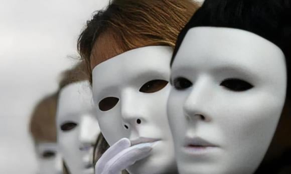 Dù bị cám dỗ bởi lời nói ngọt ngào hay lợi ích hấp dẫn, đừng dao động về đạo đức và quy tắc ứng xử.