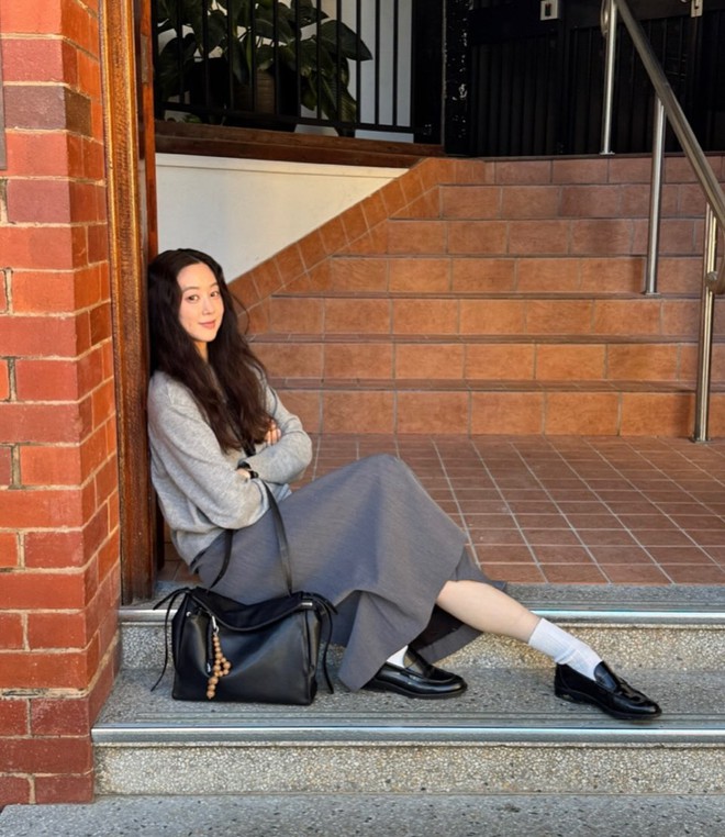 Dù bạn yêu phong cách tối giản, công sở hay nữ tính, đôi giày này đều có thể “biến hóa” để phù hợp.