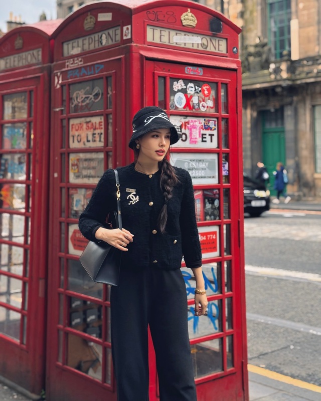 Phanh Lee cũng thường chọn trang phục tông đen – màu sắc biểu trưng cho sự thanh lịch và bí ẩn.